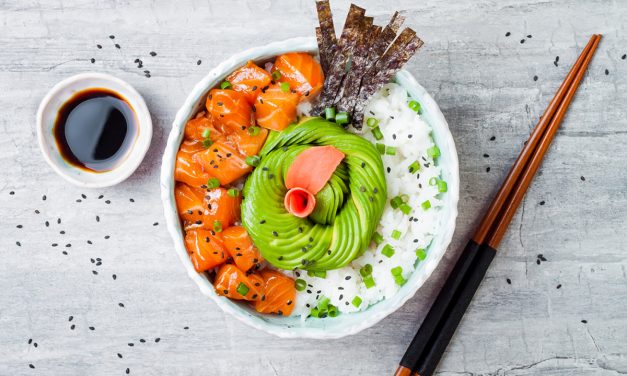 Poke bowl: el plato saludable de moda con base de arroz